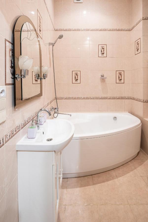 3 Bedrooms Royal Italian Style In An Austrian Building, Parking, Balcony 리비프 외부 사진
